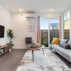 Perch - Centro Guesthouse E: Cozy Townhome w/ Parking, Deck & Pet Friendly