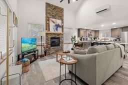 Perch - Spacious Modern Cabin w/ Hot Tub, BBQ & Cali- King-Sized Bed | Pet-Friendly - Image 3