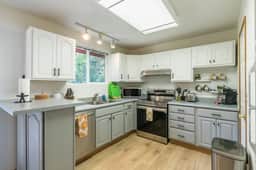 Perch - Ruby Lodge: Cozy Cabin w/ King bed | Pet Friendly - Image 3