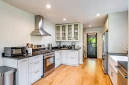 Perch - Ballard Delight: Private Retreat in Great Ballard Location w/ Parking - Image 3