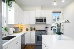 Perch - Modern West Seattle Retreat | 2 Private Suites - Image 4
