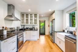 Perch - Ballard Delight: Great Ballard location! Spacious House w/parking - Image 4