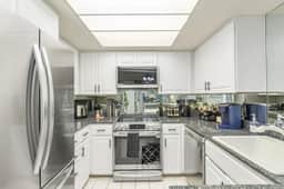 Perch - Garden Villa Retreat, DT Bellevue 2BR Free Parking - Image 3