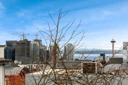 Stylish & cozy home w/ rooftop, space needle view! - Image 4