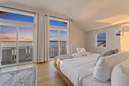 Perch - Waterfront Cabana | Puget Sound & Rainier Views - Image 3
