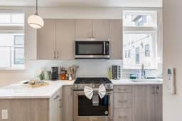 Perch - Serene townhome located a 5-minute walk from a lively area - Image 2