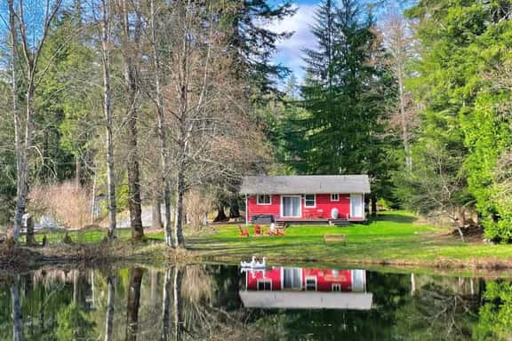 Perch - Ruby Lodge: Cozy Cabin w/ King bed | Pet Friendly - Image 1