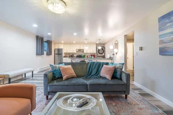 Perch - Queen Ann Flat: Spacious and Cozy 2BR home w/ Parking - Image 1