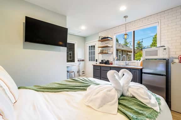 Perch - Great Ballard location! Modern Studio w/parking - Image 1