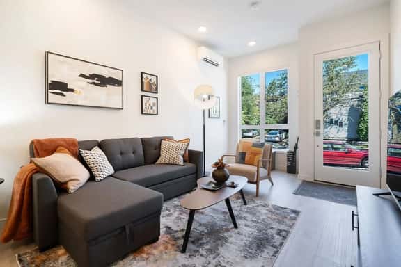 Perch - Urban Reflections 13: WS 97! Spacious 3BR/2BA w Space Needle view - Image 1