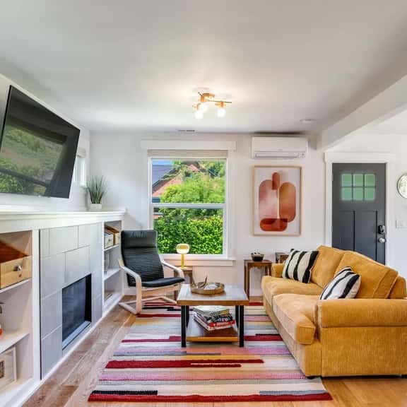 Perch - Ballard Delight: Private Retreat in Great Ballard Location w/ Parking - Image 1