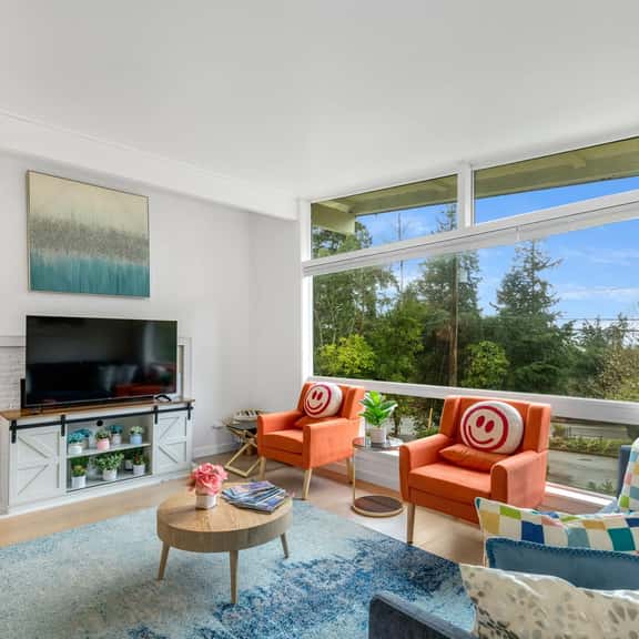 Perch - 3BR Bellevue Comfort: Parking + Pet Friendly - Image 1