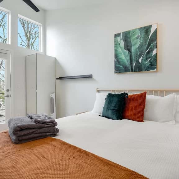 Perch - Pigeon Point Hideaway: Beautiful West Seattle 2BR Home - Image 1