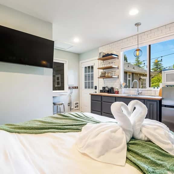 Perch - Great Ballard location! Modern Studio w/parking - Image 1
