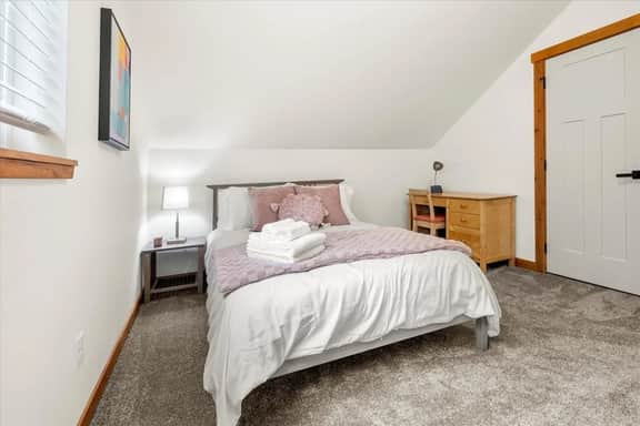 Perch - Spacious Modern Cabin w/ Hot Tub, BBQ & Cali- King-Sized Bed | Pet-Friendly - Image 5