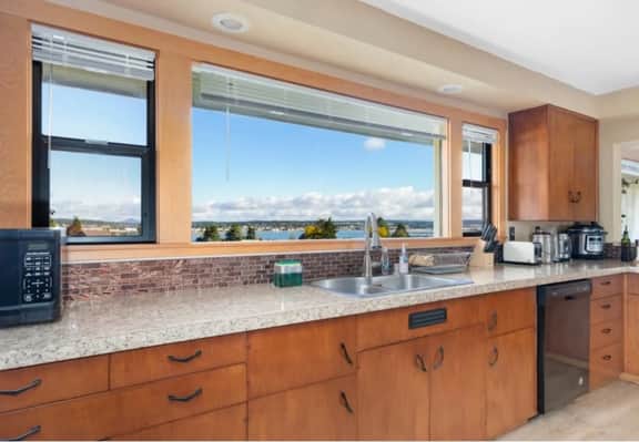 Perch - Balda Getaway: Spacious family friendly rambler with harbor view - Image 3
