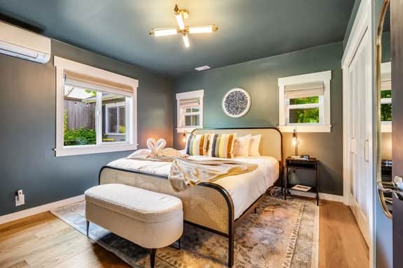 Perch - Ballard Delight: Great Ballard location! Spacious House w/parking - Image 2