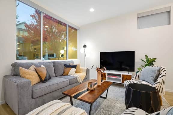 Perch - Ballard Bliss: Great Ballard location! Spacious 3BR w/Parking - Image 2