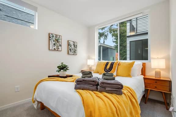 Perch - Ballard Bliss: Great Ballard location! Spacious 3BR w/Parking - Image 4