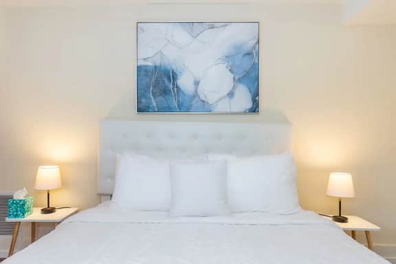 Perch - Vintage Seattle Gem: Spacious, Stylish, Parking - Image 3