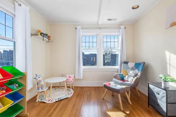 Perch - Vintage Seattle Gem: Spacious, Stylish, Parking - Image 4