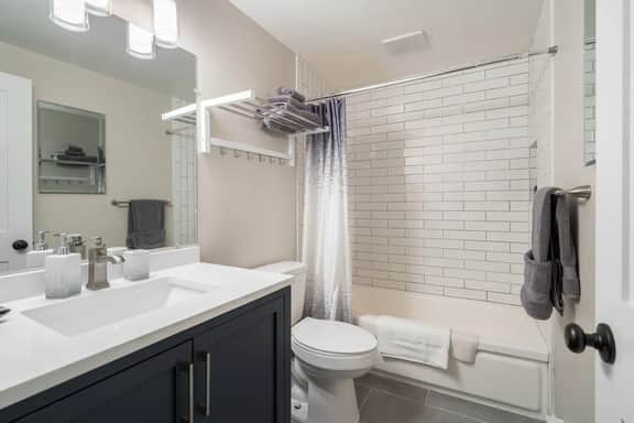 Perch - Queen Ann Flat: Spacious and Cozy 2BR home w/ Parking - Image 5