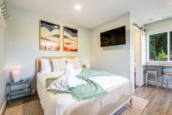 Perch - Great Ballard location! Modern Studio w/parking - Image 5