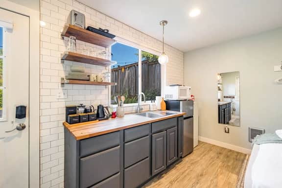 Perch - Great Ballard location! Modern Studio w/parking - Image 4