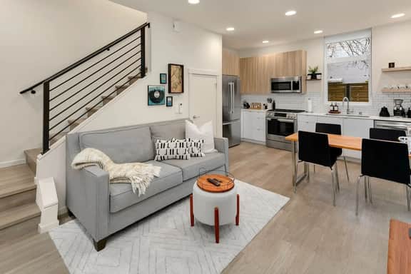 Stylish & cozy home w/ rooftop, space needle view! - Image 2