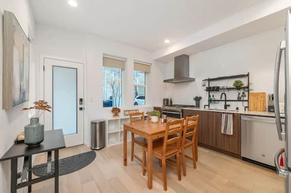 Perch - Sand Point Haven: Spacious 3BR w Parking|UW & Children's hospital - Image 2