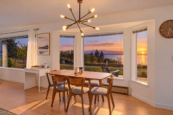 Perch - 2BR Waterfront Bluff | Sunset Views | Free Parking - Image 5