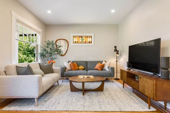 Perch - Explore the heart of Queen Anne! A serene home just a short stroll from a lively district! - Image 2