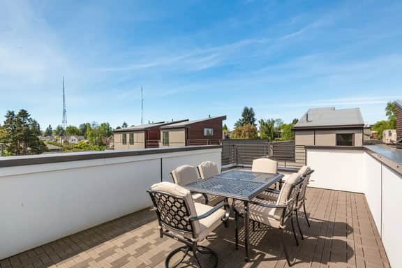 Perch - Serene townhome located a 5-minute walk from a lively area - Image 3
