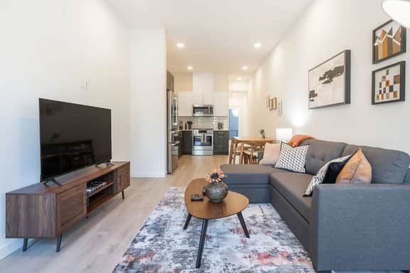 Perch - Urban Reflections 13: WS 97! Spacious 3BR/2BA w Space Needle view - Image 2