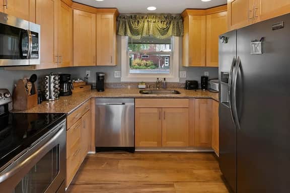 Perch - LFP View Home: Cozy 4BR Home, Lake Washington View Deck, Backyard - Image 4
