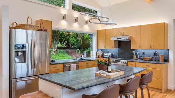 Perch - Cozy Vino Valley Vista Home with views & parking - Image 3